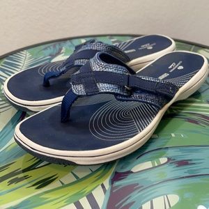 Clarks Cloudsteppers navy flip flop size 8